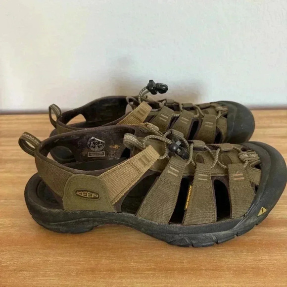 Keen‎ Newport Men’s Waterproof Outdoors Sandals Size 10 US Green Closed Toe - Picture 1 of 12